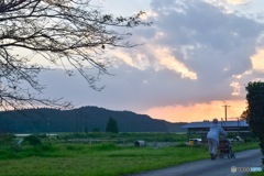 婆さんと夕暮れのimage