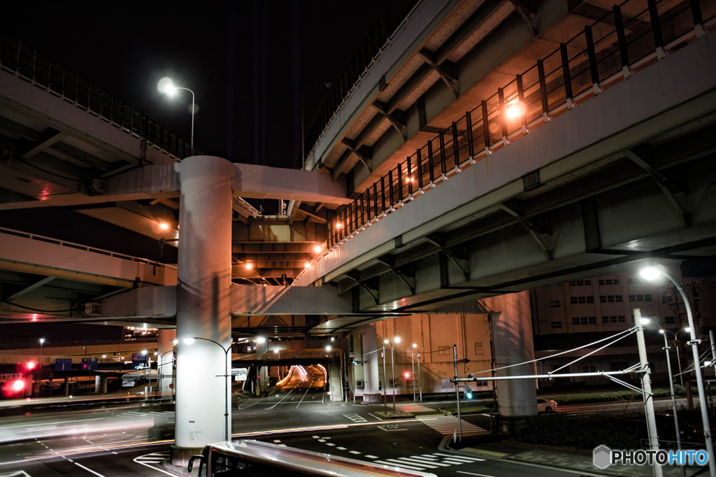夜の高架道路