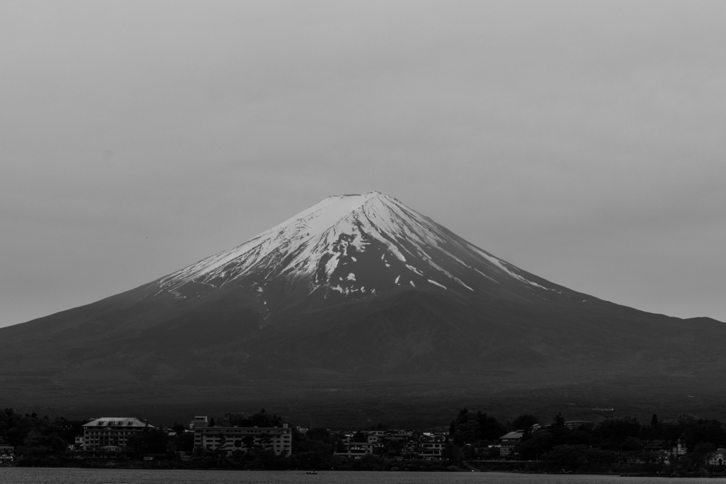富士の高嶺に 雪は降りつつ
