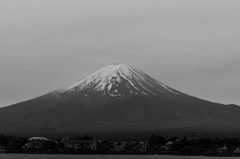 富士の高嶺に 雪は降りつつ