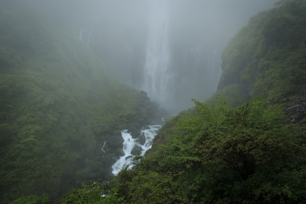 霧の中の華厳滝