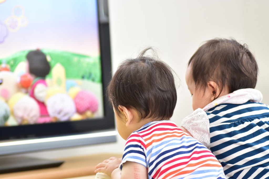 TVに夢中のボーダー2人