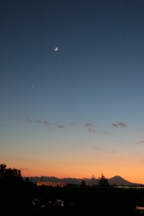 富士山と月