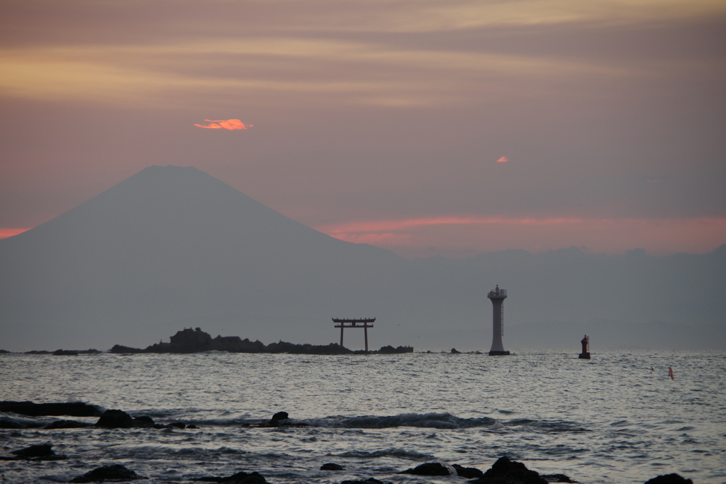 稜線と鳥居と夕空