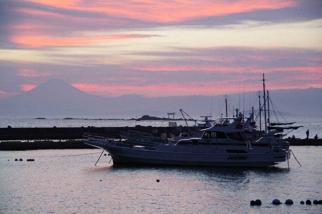 稜線と船と夕空