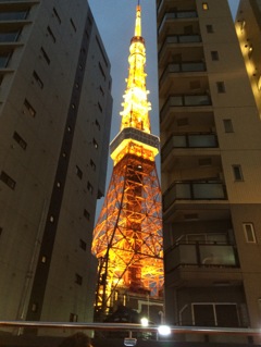 ビルとビルの間から見える東京タワー