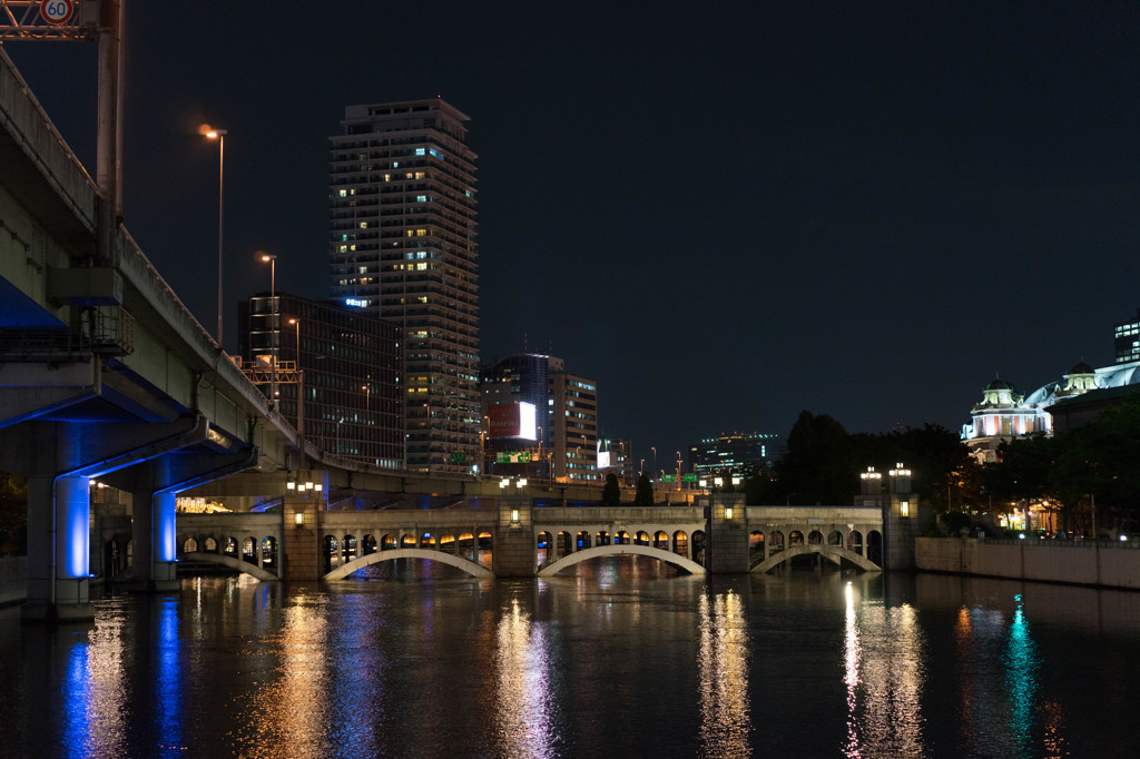 夜に浮かぶ橋