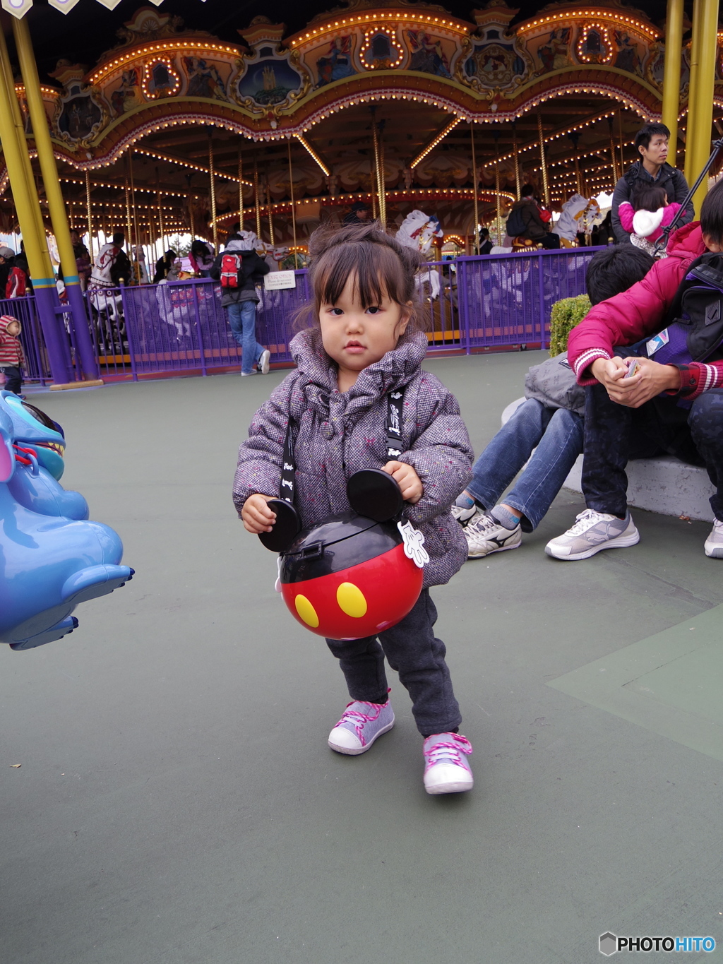 バケットを持つ少女