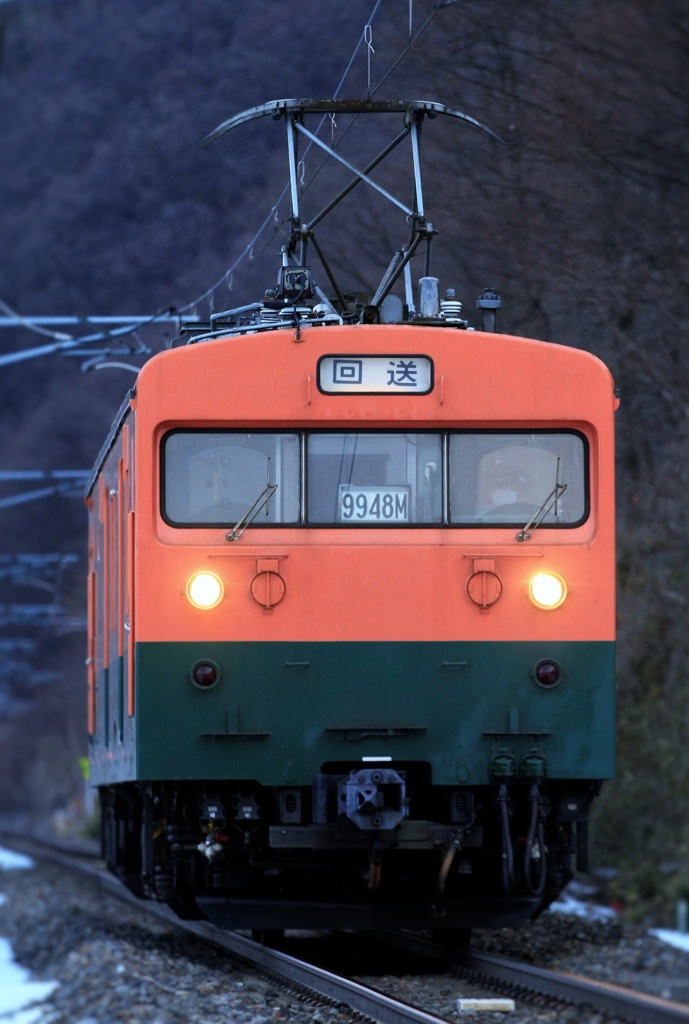 荷物電車、霜取りの朝