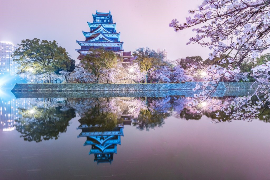 桜舞う広島城