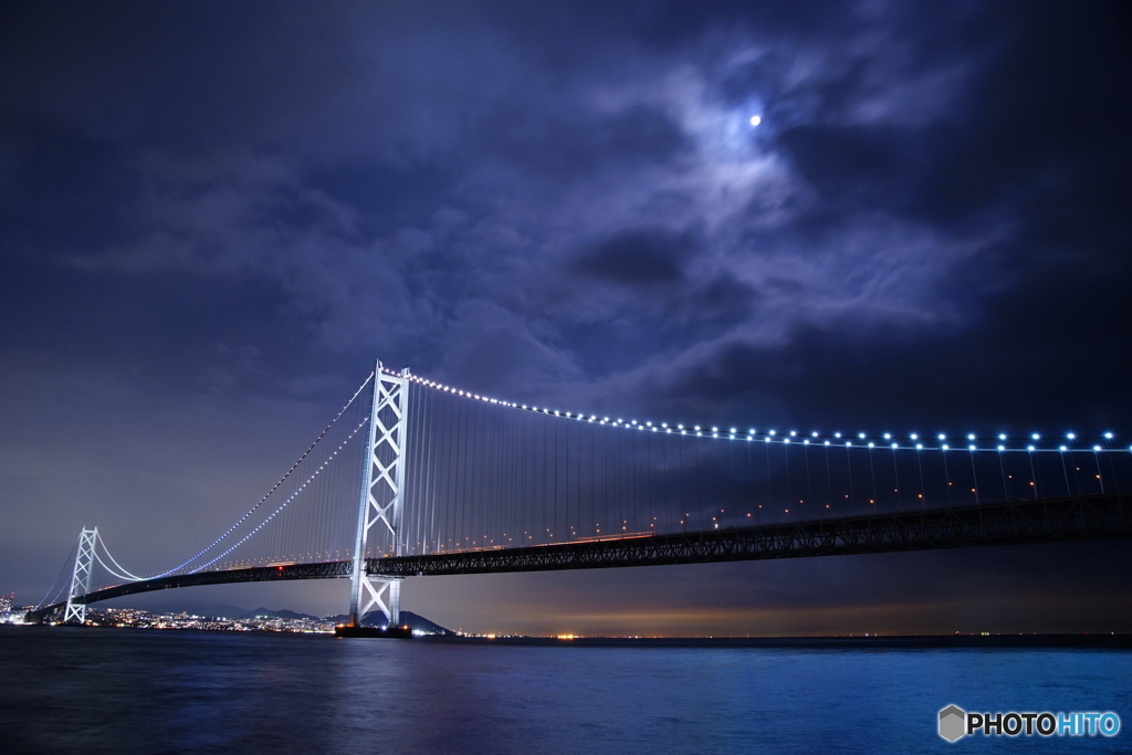 月と明石海峡大橋