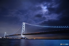 月と明石海峡大橋
