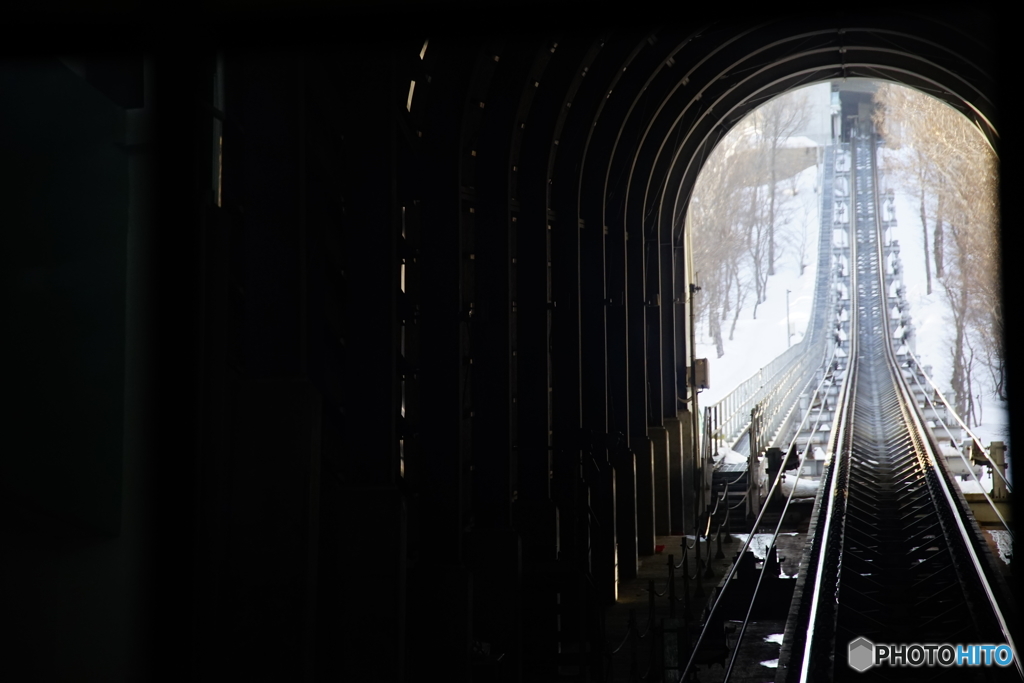このトンネルを抜けるとその先に広がる札幌の町並み