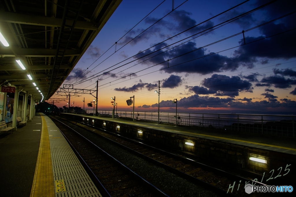 無人な駅とブルーアワー