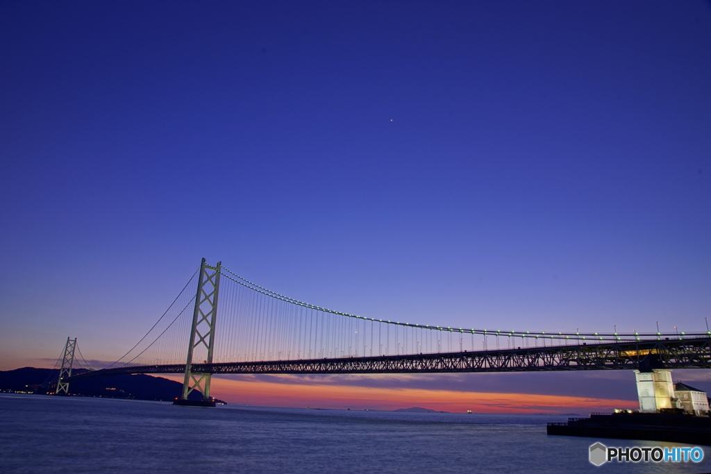 夕暮れの明石海峡大橋