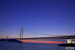 夕暮れの明石海峡大橋