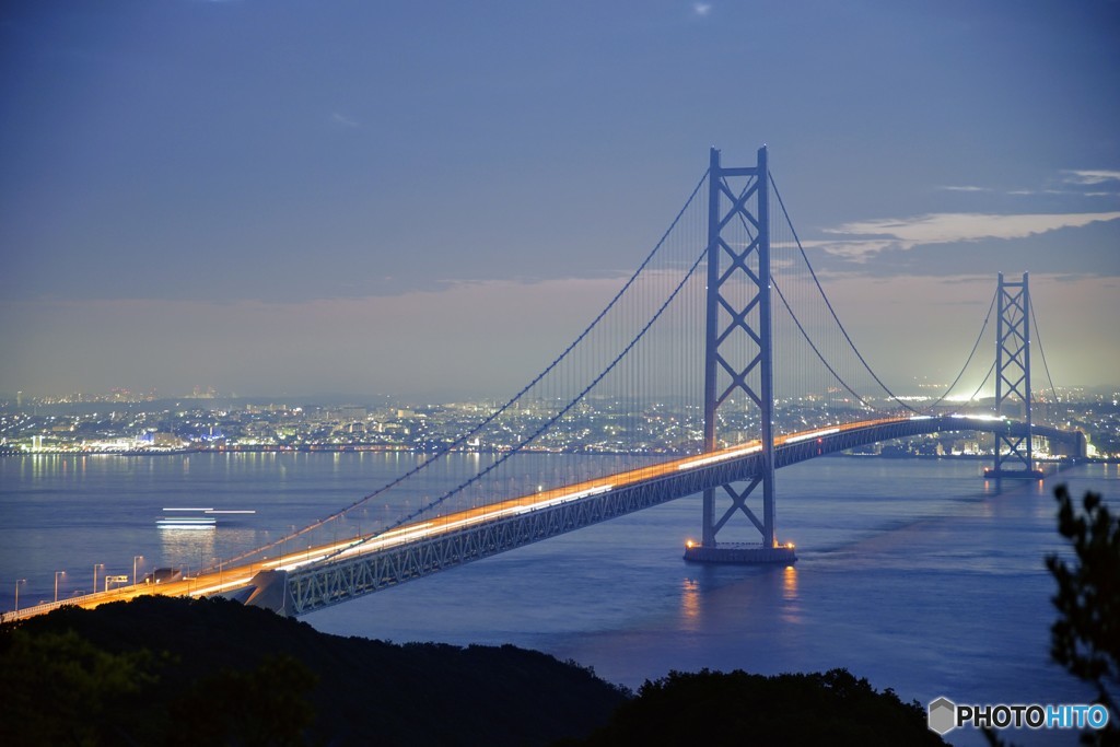 明け方の明石海峡大橋