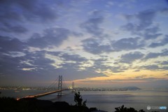 明け方の明石海峡大橋と東の空