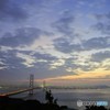 明け方の明石海峡大橋と東の空