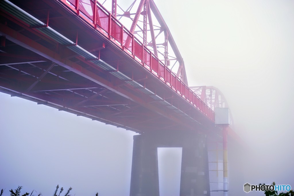 朝霧に包まれる橋