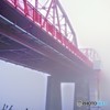 朝霧に包まれる橋