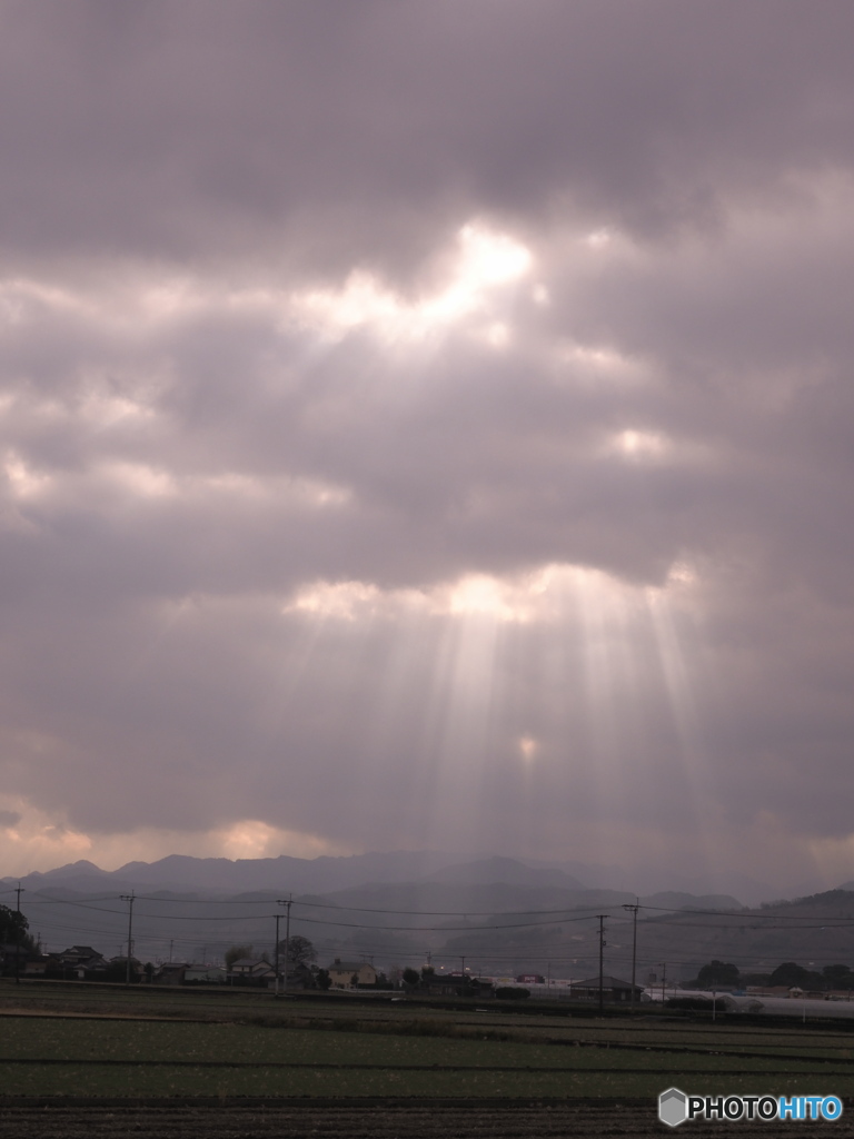 曇り空に光