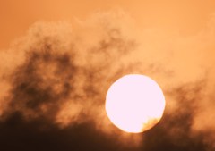 雲の切れ間から日の出