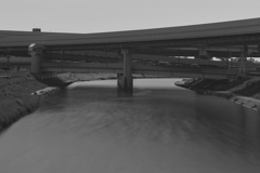 都市高速と川
