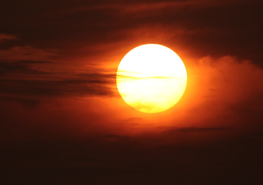 雲の切れ間に朝日