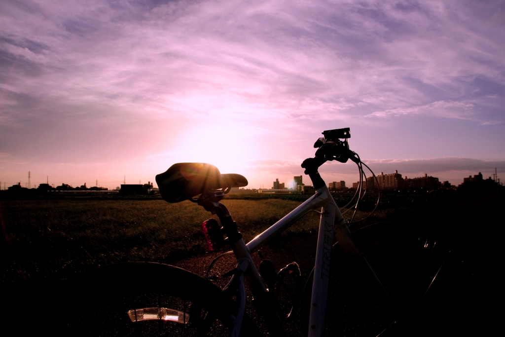 夕暮れのサイクリング　