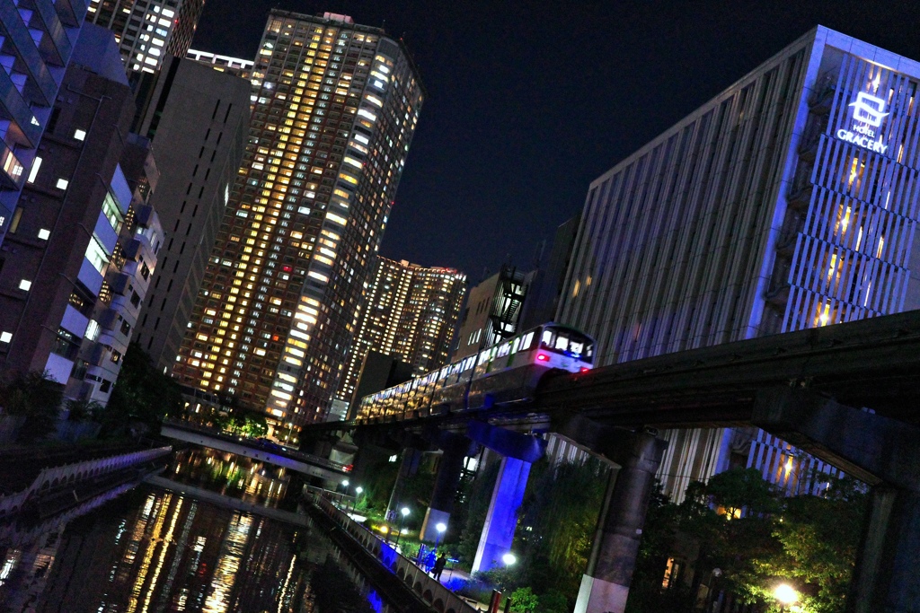 モノレールが走る夜景＃１