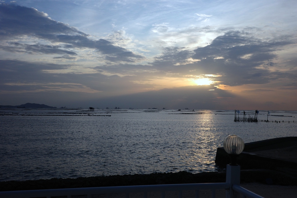 タイ・シラチャの海の夕暮れ