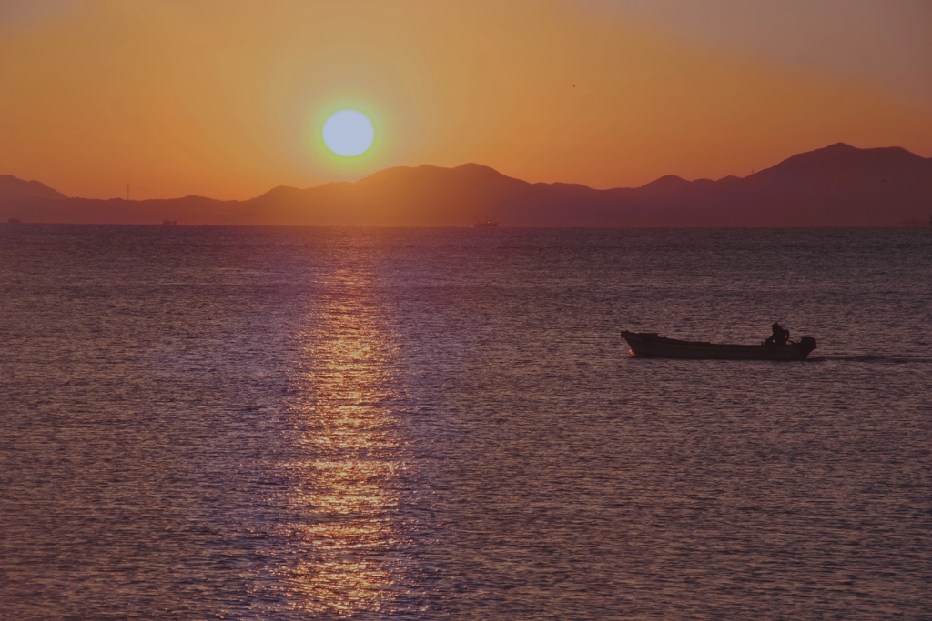 朝陽と漁船　＠日間賀島