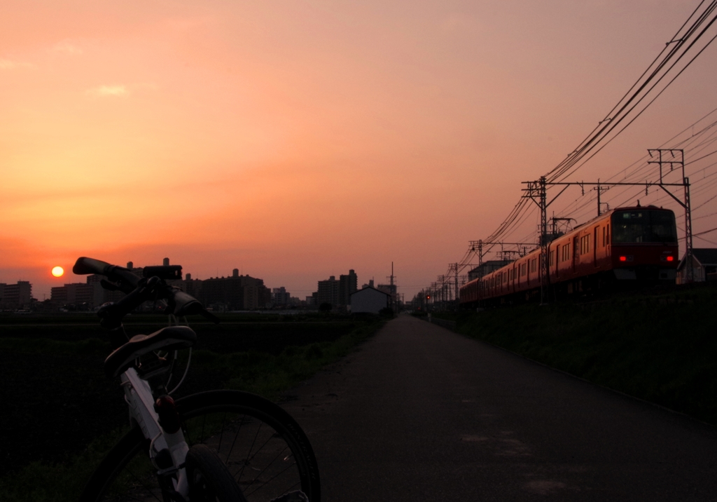 夕陽と名鉄電車とチャリと　＠新安城近辺