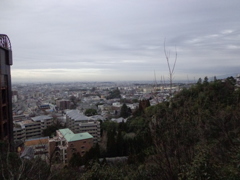 曇り空の大阪。