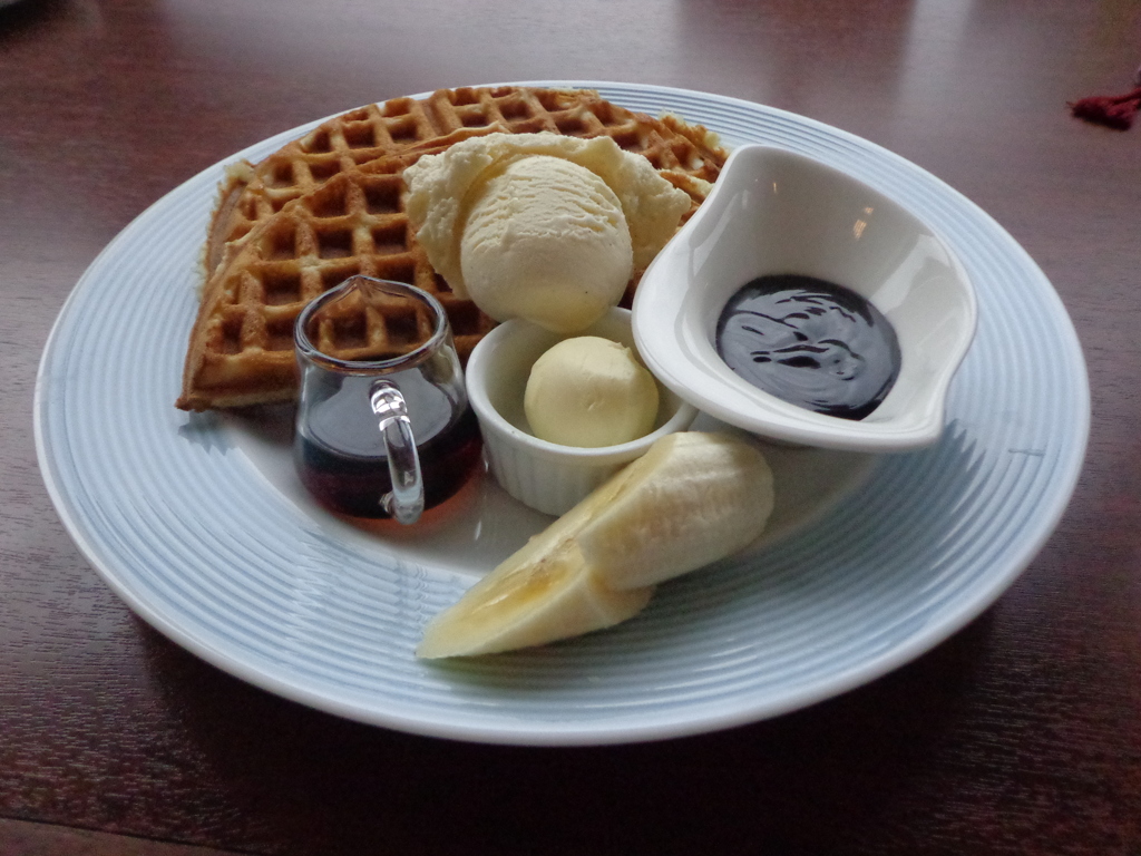 ワッフル、チョコレートソース。
