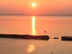 琵琶湖の朝焼け