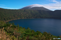 火口湖の朝