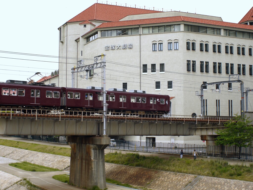 宝塚大劇場と阪急電車