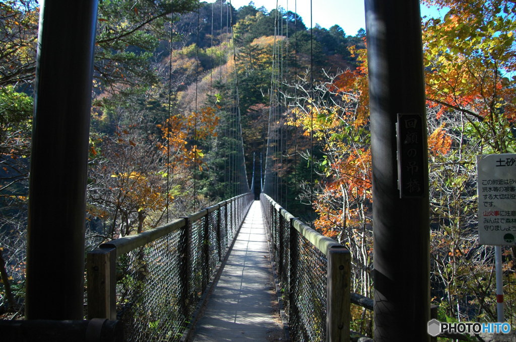 紅葉のある吊橋