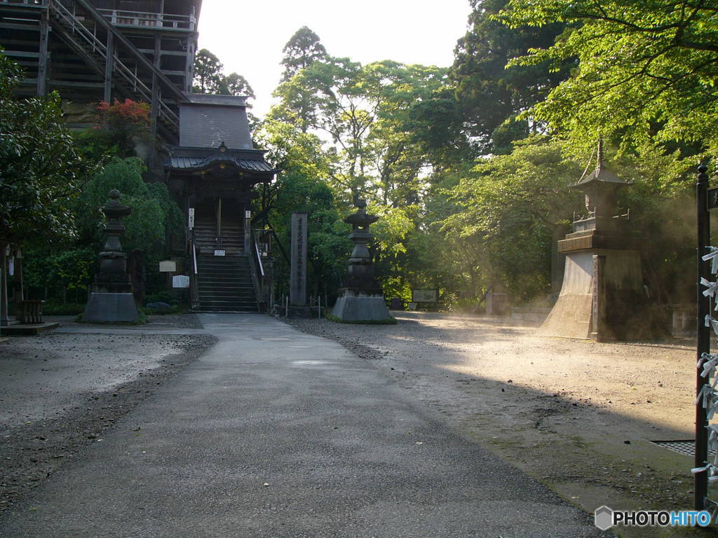 夕靄の境内