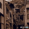 佇む三重塔