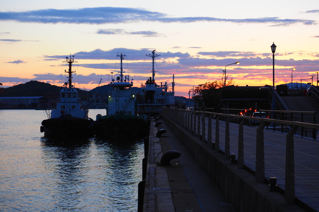 茜色の空に向かひて