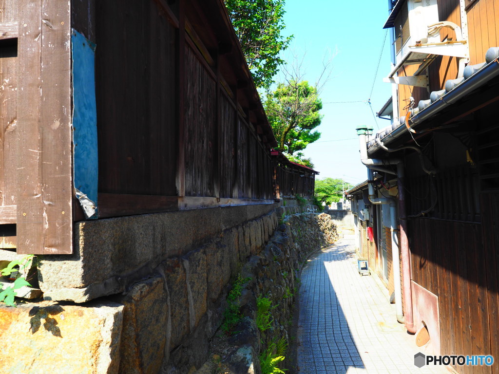 昼下がりの路地