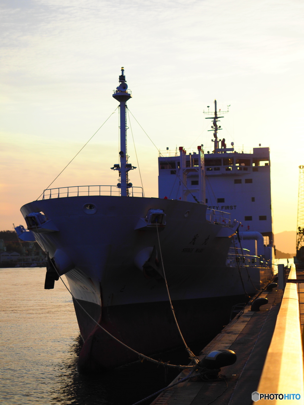 夕日を背負って