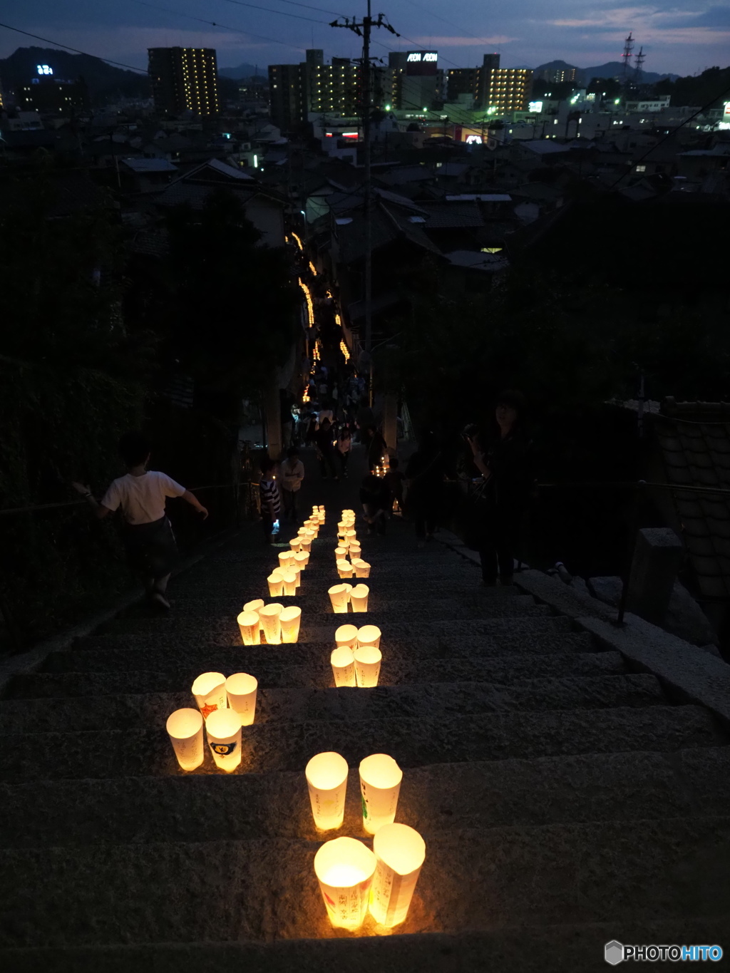 宵闇に灯る