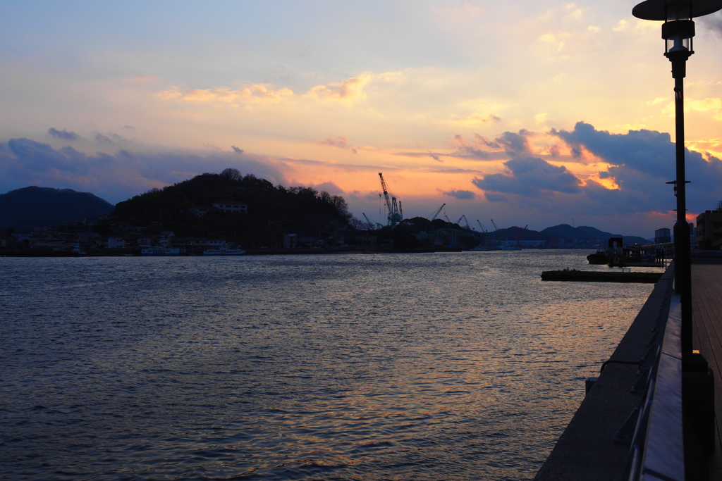 夕日に染まる