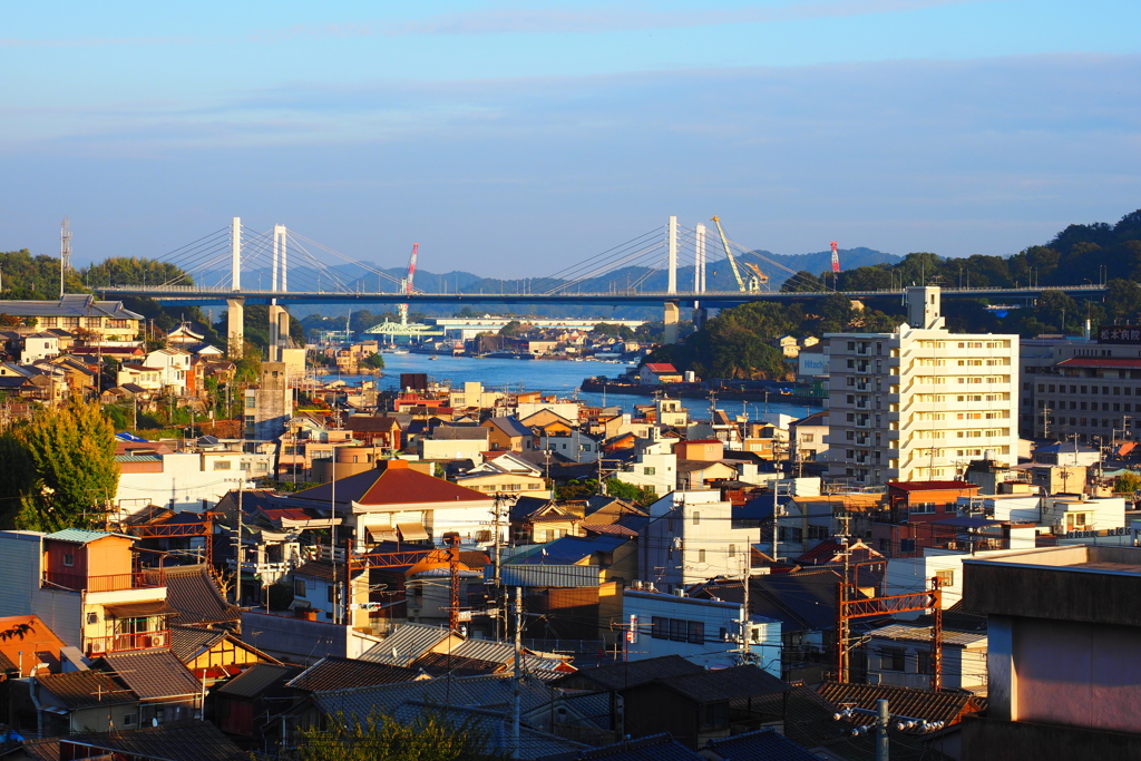 西日を浴びた海道の街