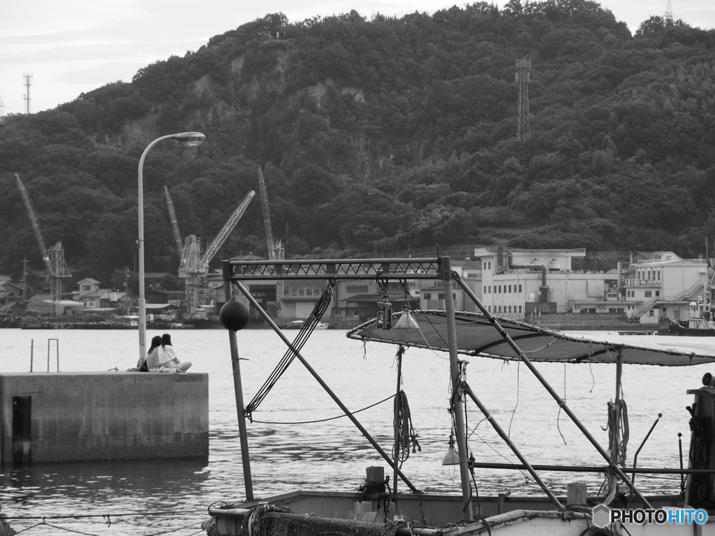 Girls on the wharf.