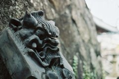 屋根から下りた鬼瓦